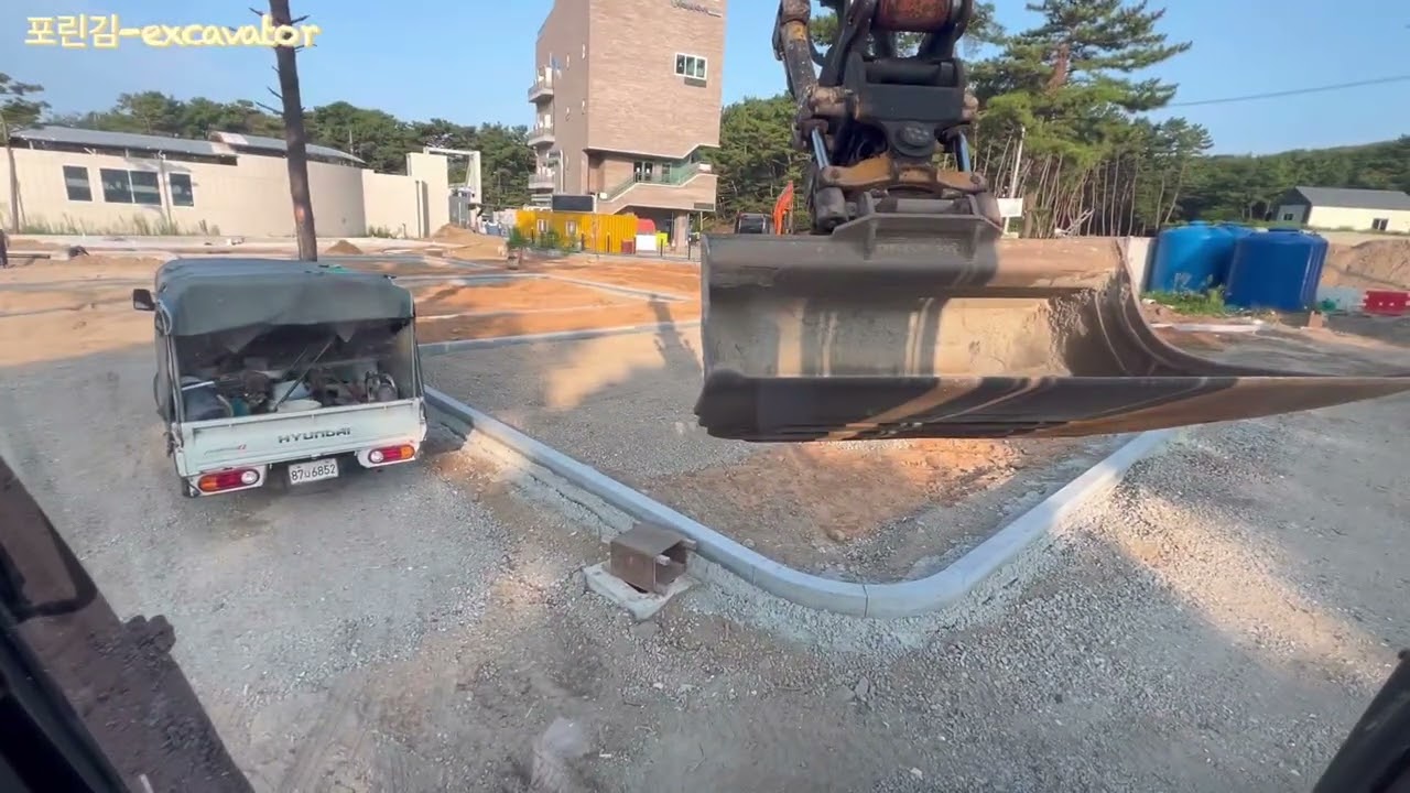 경계석 작업이 끝난뒤 조경 부분에 조경토 곰방 작업 