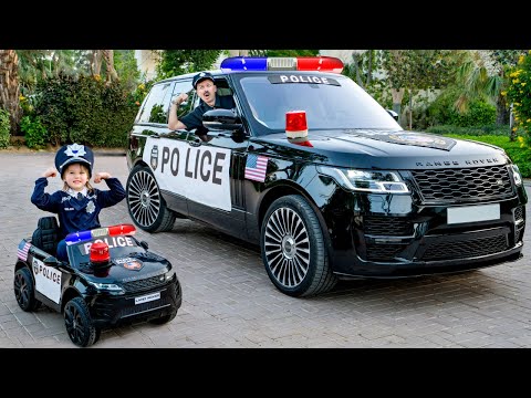 Voitures de police font la course pour attraper un voleur avec cinq enfants