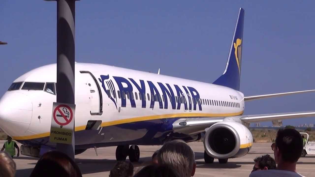 Boeing 737-800 Airstairs. Ryanair