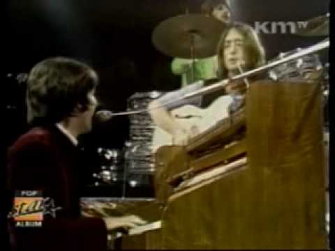Backstage view McCartney - 'Hey Jude' 2005
