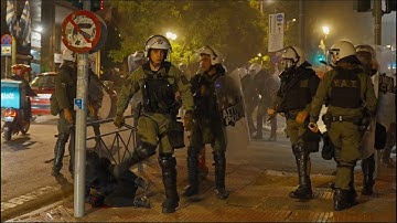 Ματατζής κλωτσά στο πρόσωπο διαδηλώτρια με κράνος πεσμένη στο έδαφος