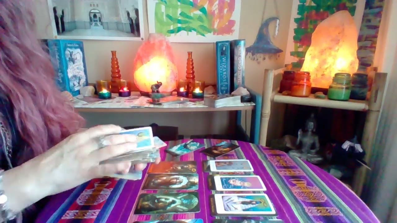 ESCORPIO!! 🔮 Alguien quiere volver, esta persona ama todo de ti!! Tu no estás esperando a nadie!!