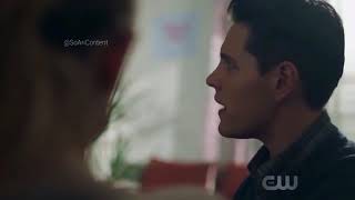 Riverdale 2×01 Betty and Kevin see Cheryl| Cheryl threatens her mom