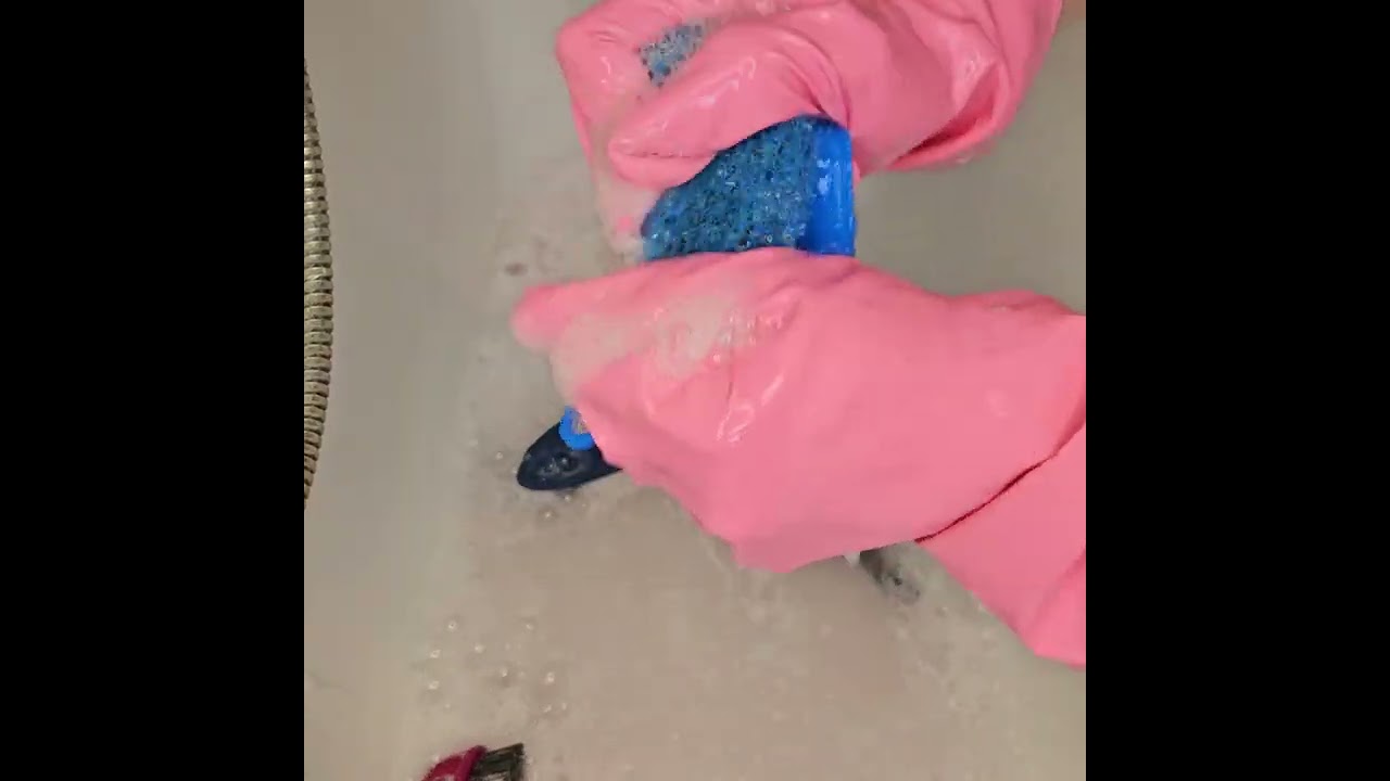 Don't forget to clean your cleaning tools 💦🧼 