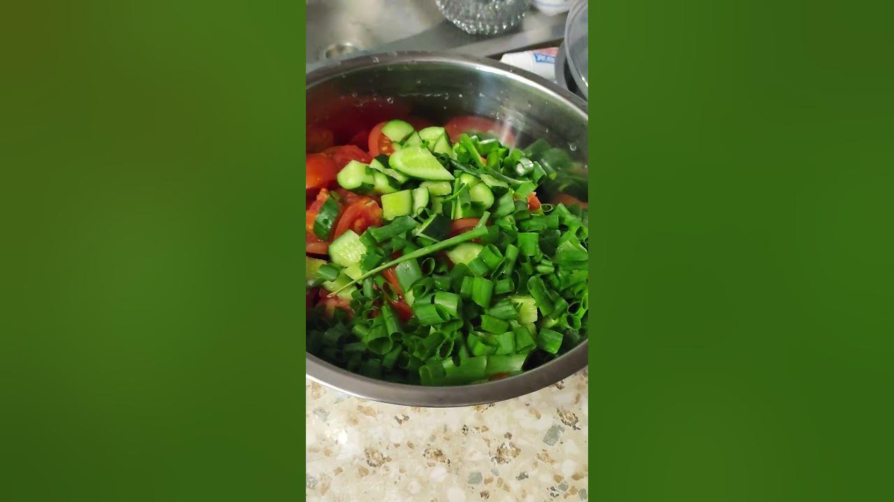 Огромная банка сметаны и салат из помидор.... 3 дня продержимся теперь ...