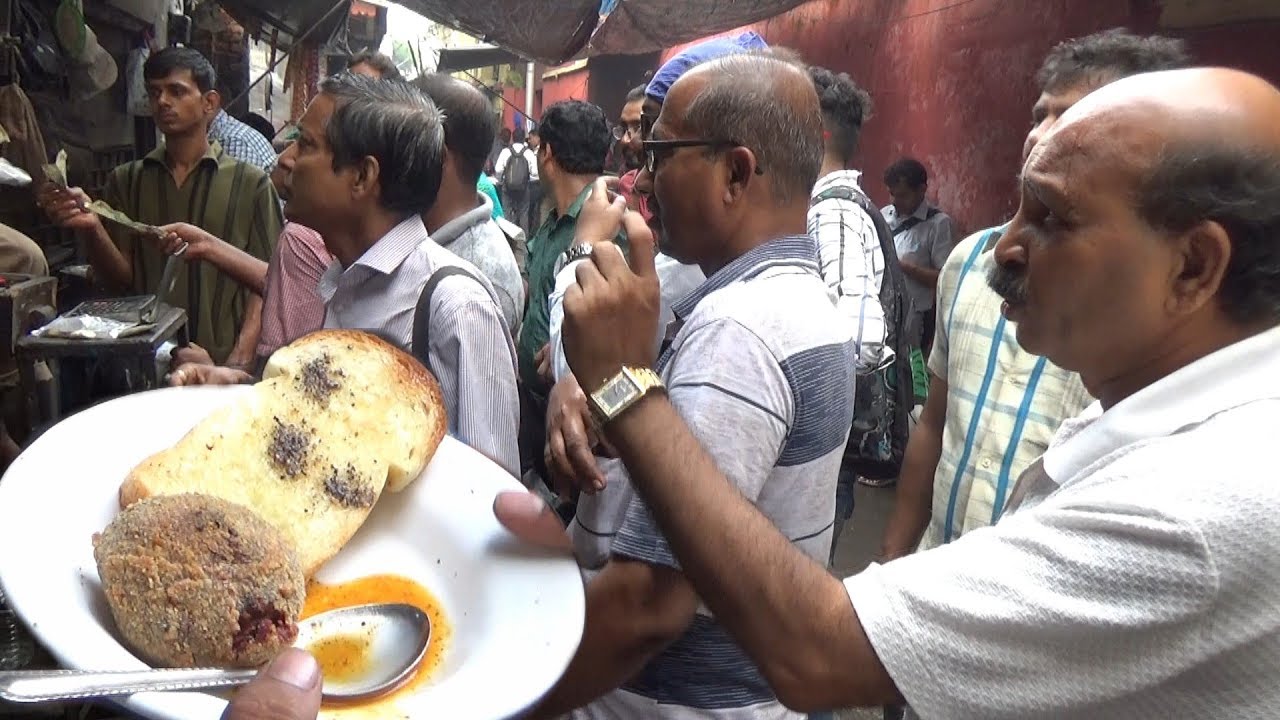 Kolkata People Enjoing Food at Famous Chitto Babur Dokan | Indian Food Loves You