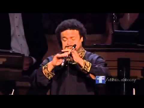 العازف الكبير ياني يعزف موسيقى وادي الذئاب روعة 