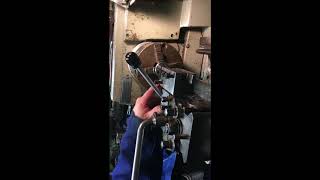 Retractable internal and external screw cutting tool holder