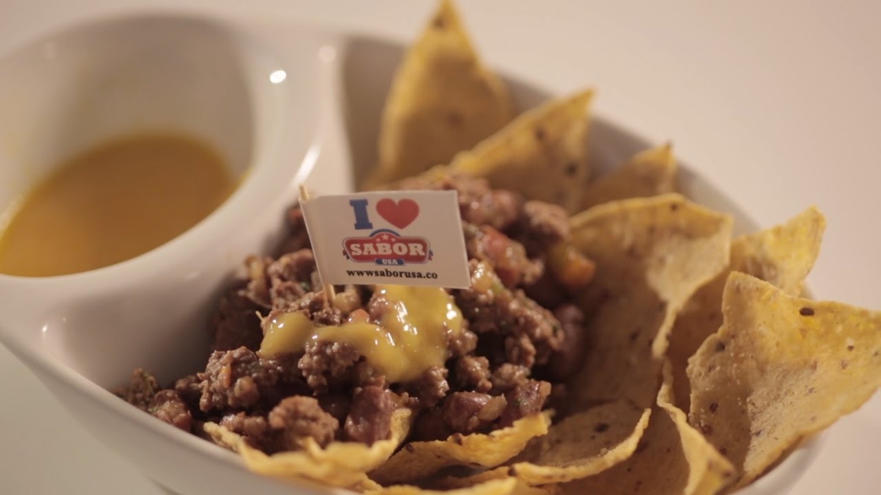 Receta nachos con fríjoles , carne y queso cheddar americano | SaborUSA -  YouTube