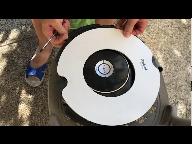 Comment remplacer la brosse latérale du Roomba 605 sur Aspirateur robot,  IROBOT – Tuto – Communauté SAV Darty 1329