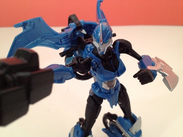 Arcee Deluxe Class | Transformers Prime Robots in Disguise