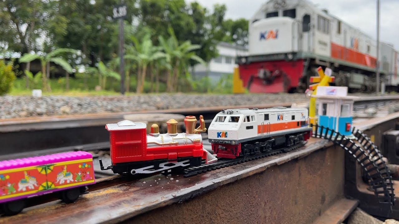 Merakit Mainan Kereta Api Mini Express Anjlok MenabraK Kereta Api cc203 ...
