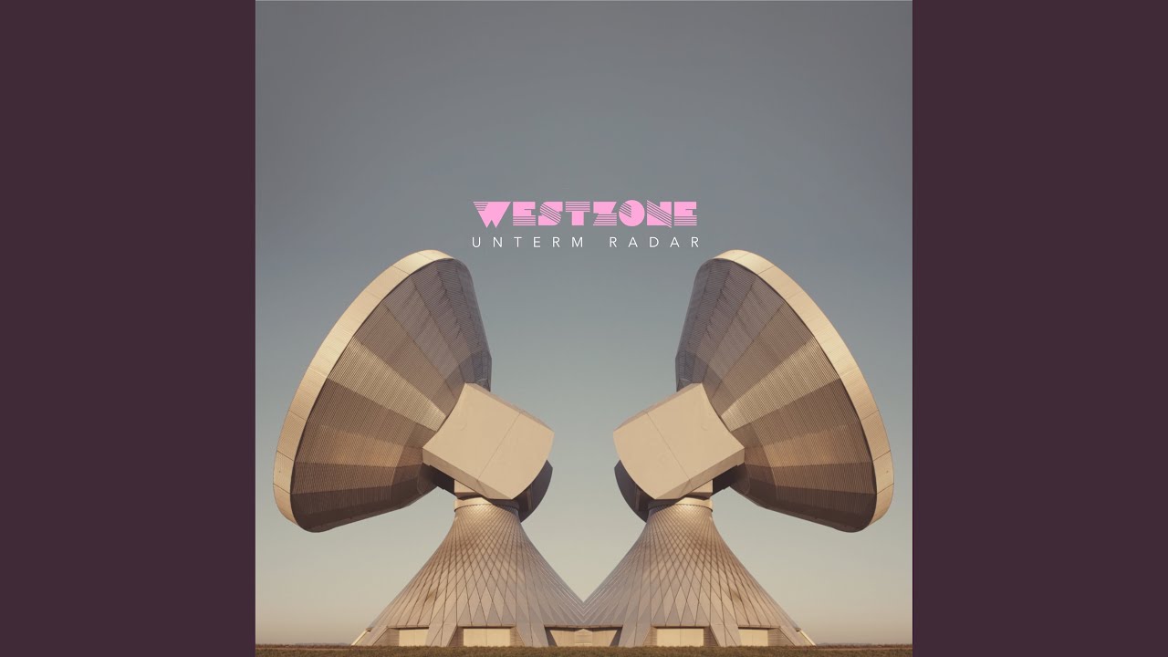 Schnee liegt unter der Kuh