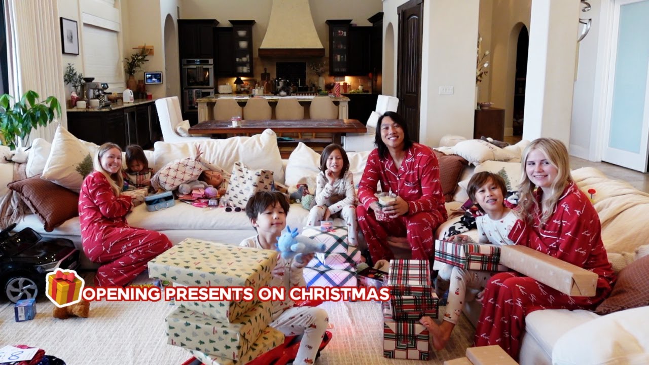 OPENING PRESENTS ON CHRISTMAS! SANTA CAME!🎅🏼♥️