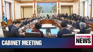 Pres. Moon urges cabinet to concentrate on reviving manufacturing industry