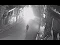 IDEO DEL MOMENTO EN QUE SE OBSERVA UN HOMBRE APARENTEMENTE INCENDIAR VEHÍCULO DE REGIDOR DE NAGUA