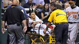 Manny Machado carted off field with left knee injury