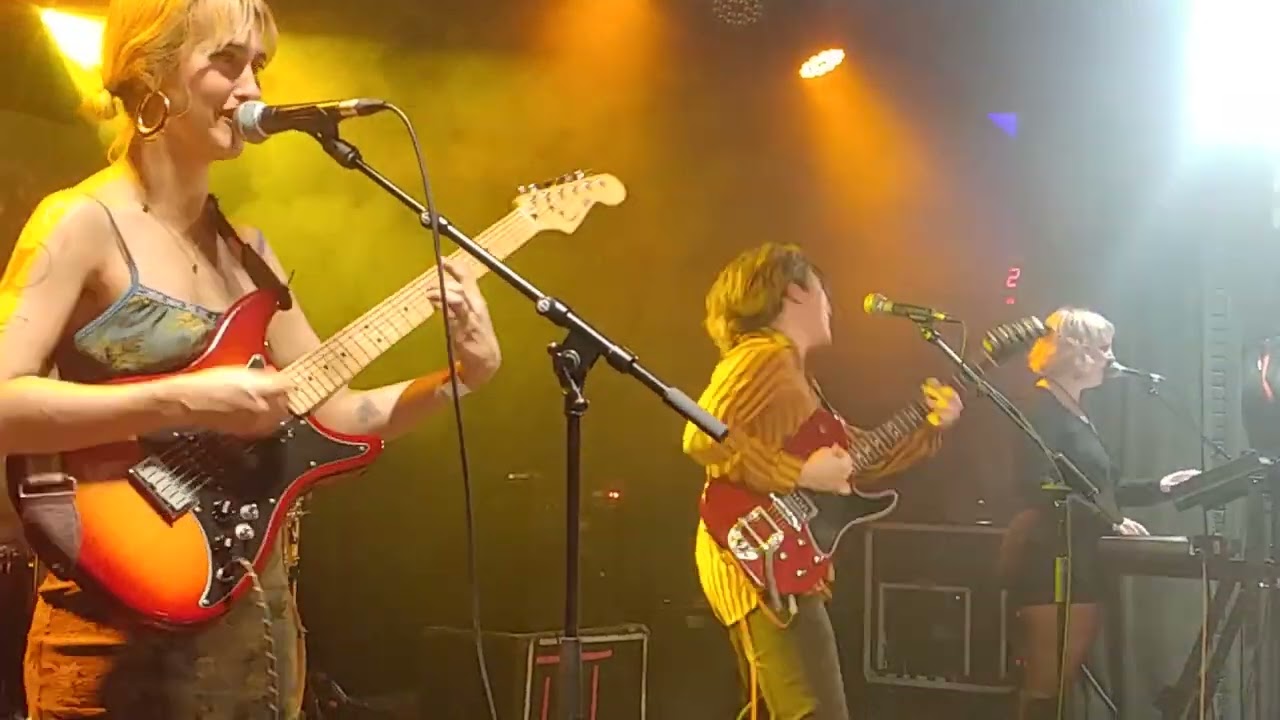 Aiko el grupo - Toro (El columpio asesino cover) @ La [2] del Apolo (Barcelona, 16-02-24)