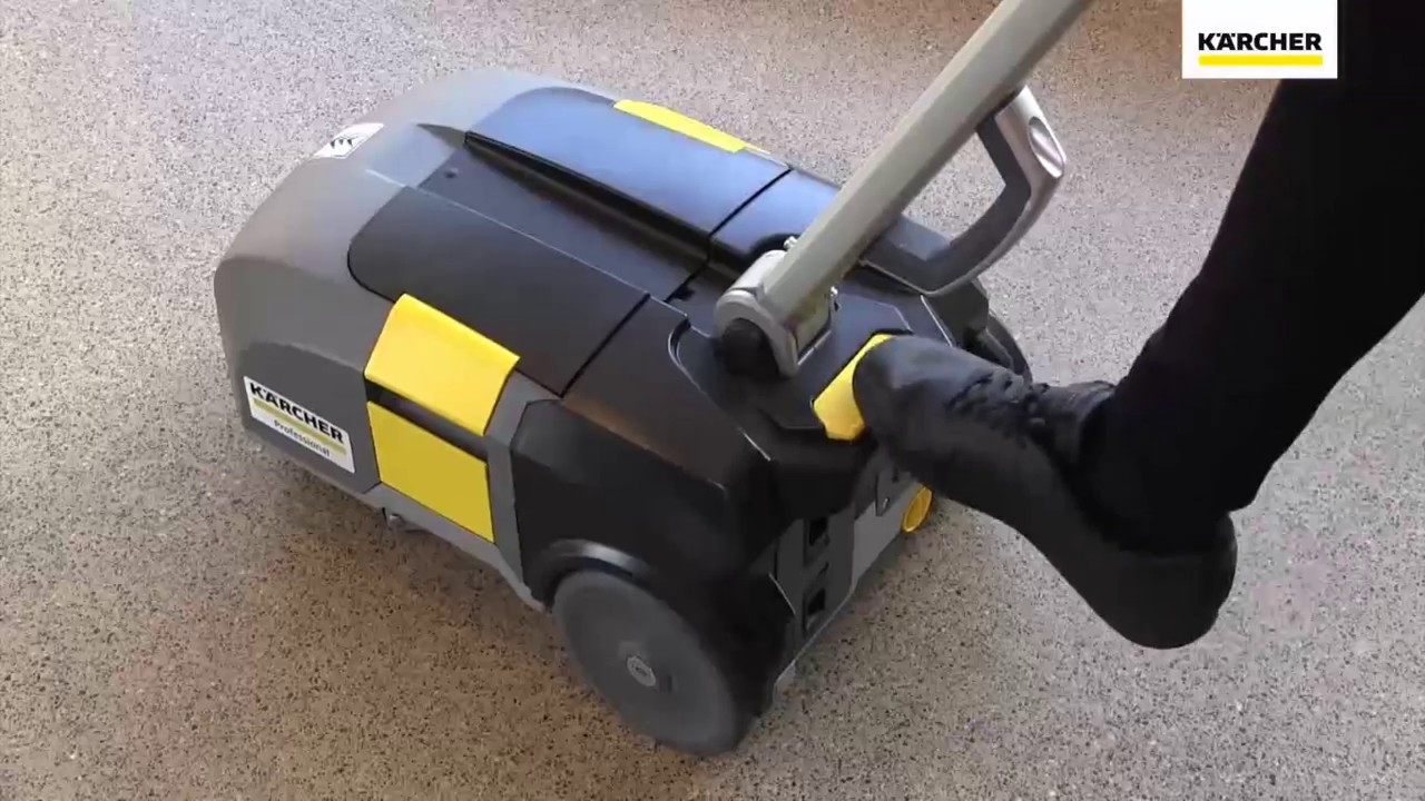 Karcher BD 30/4 C Bp Pack - Lavasciuga Pavimenti a Disco Senza Fili -  YouTube
