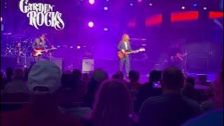 Jason Scheff's Rendition of 'Hard to Say I'm Sorry' Tugs at Epcot Hearts