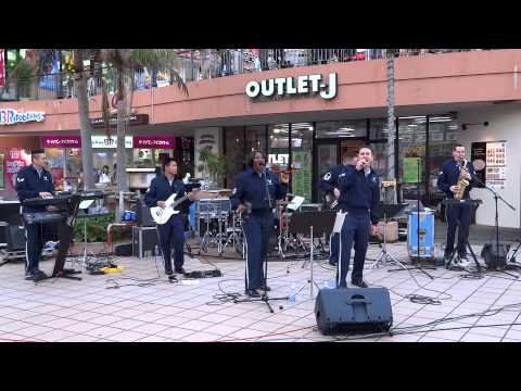「B'ｚ」( 愛のままにわがままに僕は君だけを傷つけない）米空軍太平洋音楽隊(横田基地所属)　兵隊さんのギターテクが半端ない！「沖縄県北谷町美浜アメリカンビレッジ前」