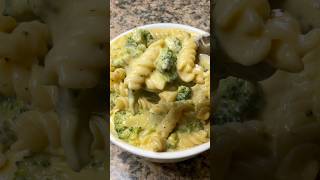 Broccoli Mac And Cheese #broccoli #macandcheese #sidedish #EasyRecipe #comfortfood #familydinner