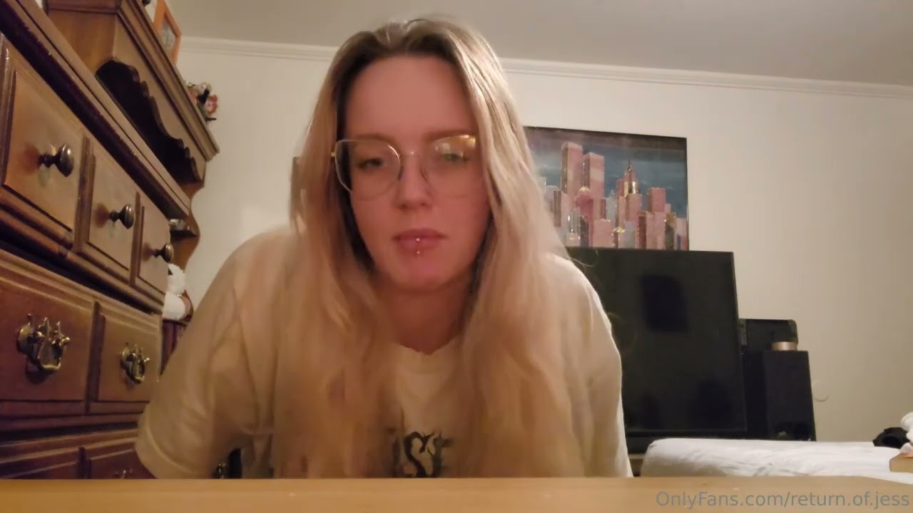 Белокурую великаншу прерывают