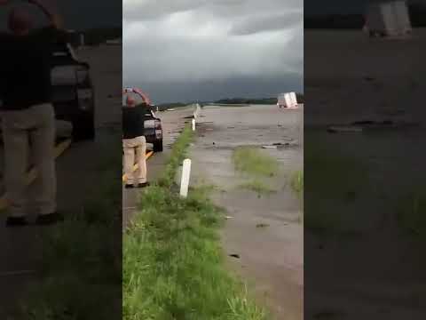 Inundaciones arrastran tráiler en carretera de Guaymas, Sonora