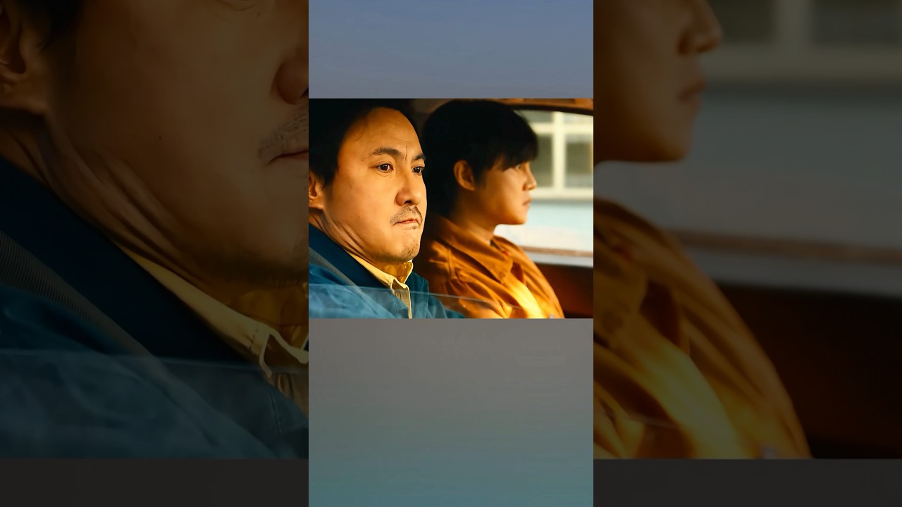 Dos personas conducen un automóvil recién fabricado para participar en una carrera de coches.