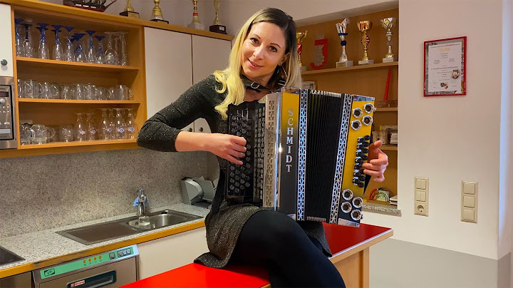 Die lustige CLAUDIA spielt AUF DER AUTOBAHN auf ihrer Steirischen Harmonika!
