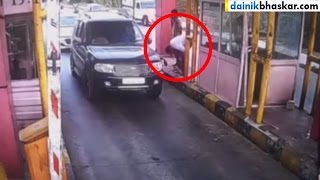 OMG! Gangster Punished Toll Booth Staff for Asking Toll Tax | Shocking Video
