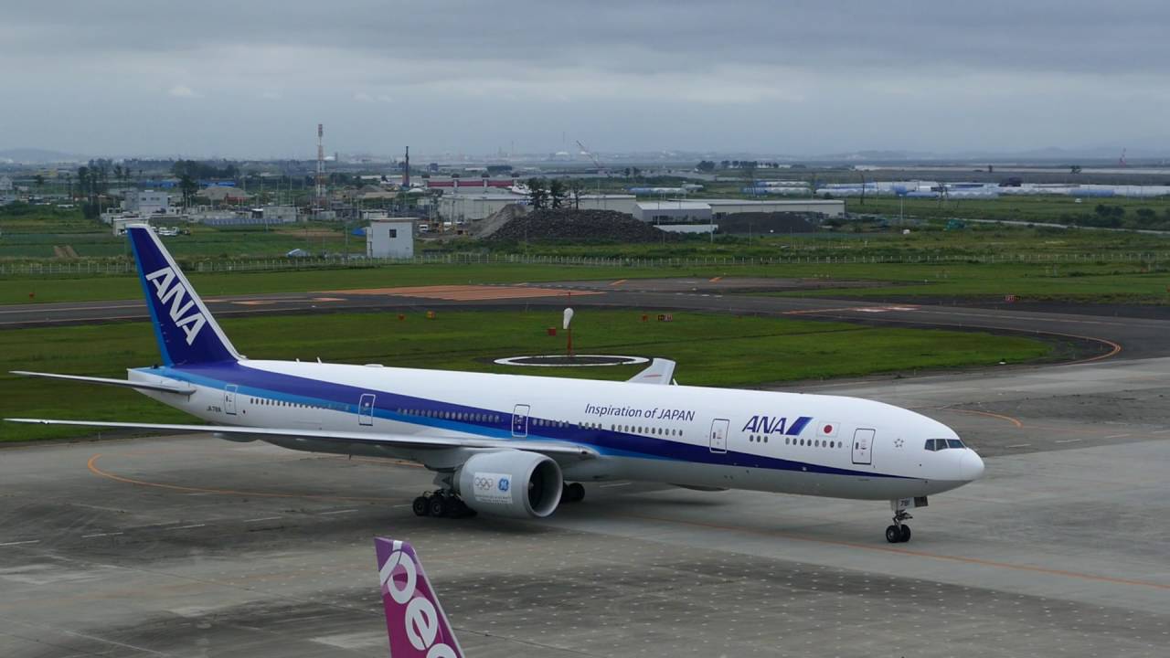 全日空(ANA) B777-300ER＠仙台空港 - YouTube