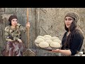 Utiliser un four de village pour cuire des rouleaux de kebab et du pain