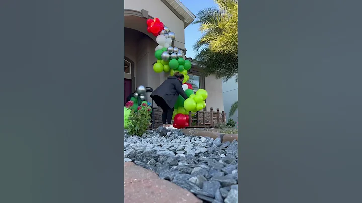 Christmas balloon garland #balloonart #balloondecoration #inspiration #christmas #balloongarland