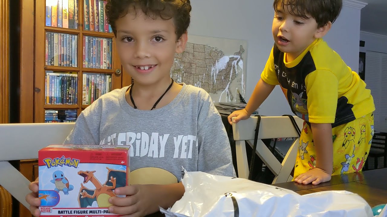 Logan unboxing Pokemon's Battle Figure Multi-pack Charizard and Squirtle