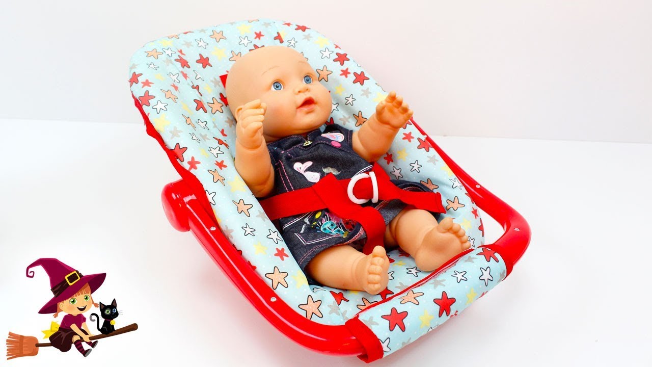 bebe con coche de juguete