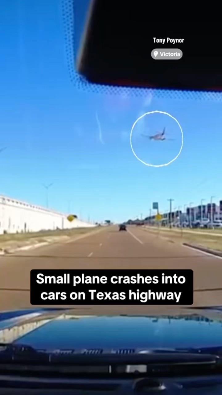 Small plane crashes into cars on highway in Victoria, Texas #shorts