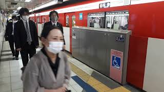 なんとなく電車：東京メトロ新宿御苑前駅：丸ノ内線池袋行き到着＆荻窪行き到着発車光景：発車票（電光掲示板）には京王井の頭線人身事故に一部区間運転見合わせ情報20210430_181443