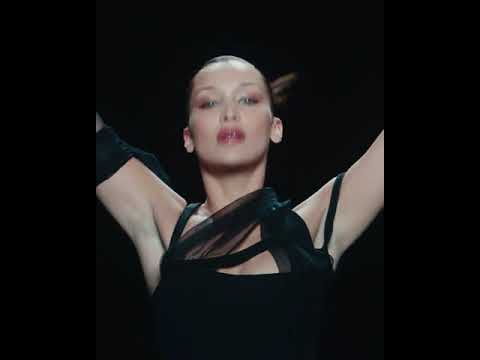 Video: Bella Hadid Med Svart Hår