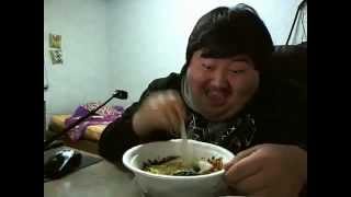 Pria Asia yang lucu (terlalu senang makan makanan)