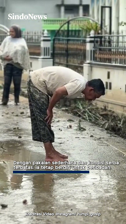 Viral! Pria Tetap Salat Khusyuk di Tengah Banjir Aceh