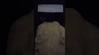 تمثال لسيده مقطوعه الراس والايدي اسفله نقش بالخط المسند,تاريخ اليمن القديم (المتحف الحربي بصنعاء)