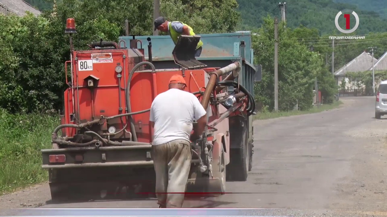 На Перечинщині в селі Тур'я Поляна самотужки латають дороги