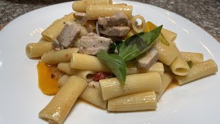 Pasta con atún y pimientos