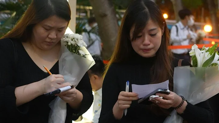 Hongkongers hold memorial for victims of apartment complex fire | AFP