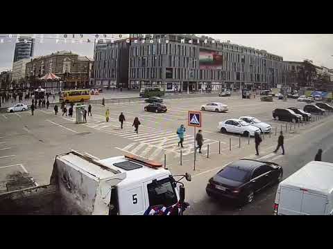 Смертельное ДТП на центральной площади Днепра: видео момента происшествия - рис. 1