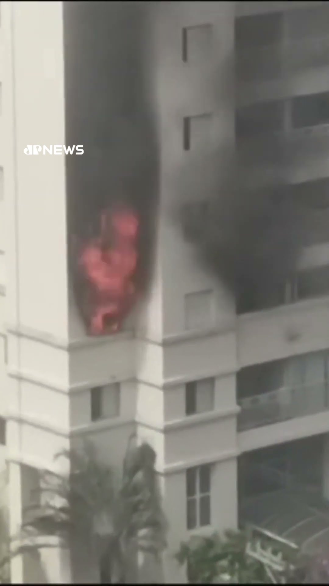 Incêndio atinge prédio e deixa mulher ferida em Pinheiros, na Zona Oeste de São Paulo #Shorts