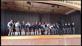 Derek Kobe secondary School. Mosadi oa nyalwa ka dikgomo.