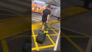 Der Mann zählt das Geld, das er in seiner Spardose gespart hat! 💰