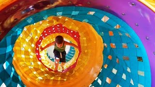 Indoor playground for kids. Fun with balls, tunnels and more toys.Video 2016